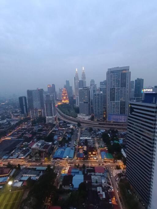 クアラルンプールCl 27A Insta Klcc View & Infinity Pool Viewアパートメント エクステリア 写真